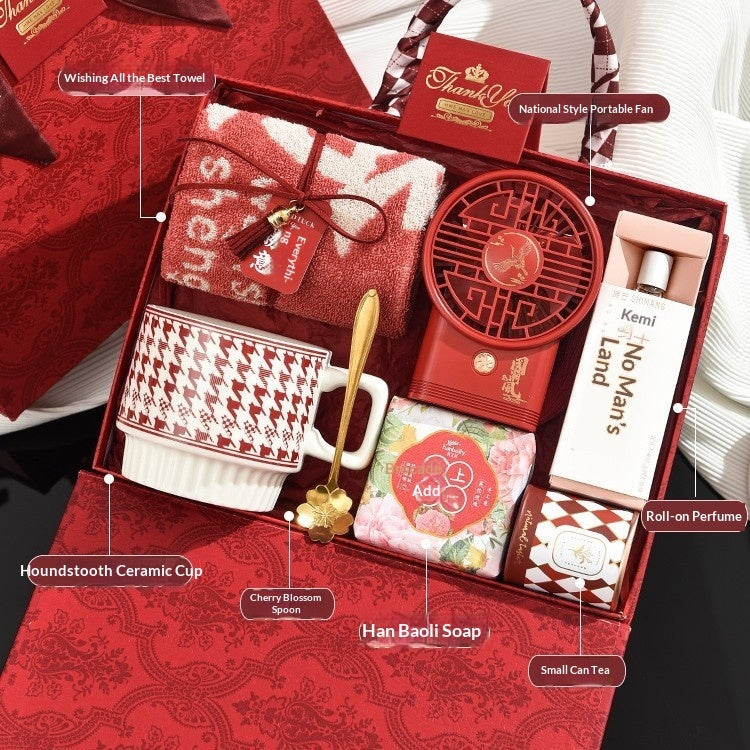 Practical Gifts For Bridesmaids And Sisters To Give As Souvenirs At Weddings