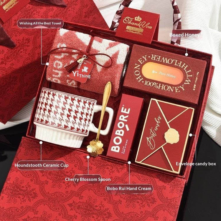 Practical Gifts For Bridesmaids And Sisters To Give As Souvenirs At Weddings